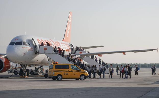 La niebla retrasa varias horas el vuelo del Granada, ya en Badajoz
