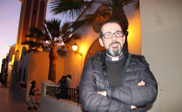 El cura de San Isidro pide ayuda: «Lo que ahorremos en pintar la fachada irá para las misiones»