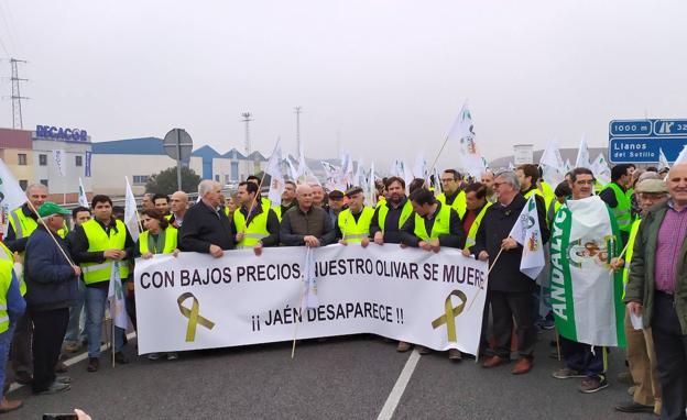 Reabiertas todas las carreteras de la provincia tras las protestas de los olivareros