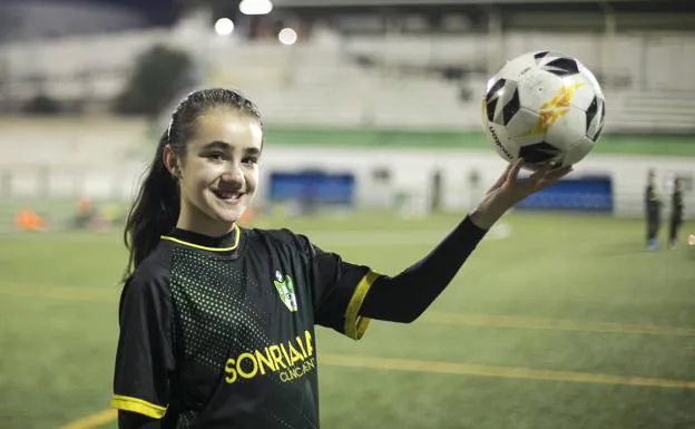 La futbolista granadina Emma Fernández: «Las niñas podemos jugar igual o mejor que cualquier chico»