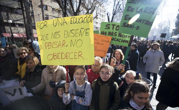 Las familias de Granada denuncian la «paralización» de Educación por la falta de un nuevo delegado
