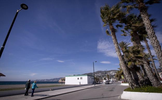 Costas agilizará los trámites para el paseo y el espigón de Salobreña