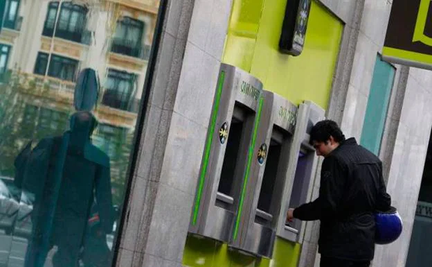 Bankia endurece sus comisiones en febrero: ¿cómo te afectan y qué requisitos piden?