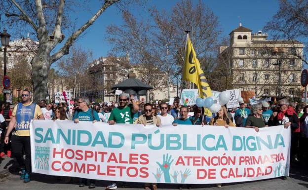 Más de 20.000 personas se manifiestan en Sevilla por la sanidad porque ahora «funciona peor que con Susana Díaz»