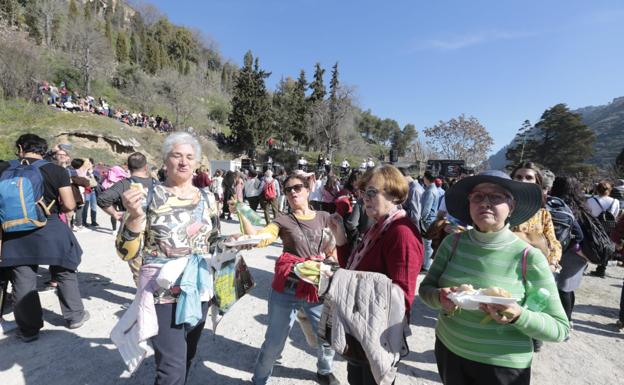 Milles de personas festejan San Cecilio a los pies de la Abadía del Sacromonte entre salaíllas, habas y bacalao