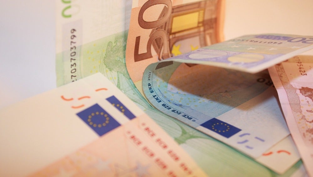 Un sintecho encuentra un bolso con más de 1.500 euros y lo entrega a la policía