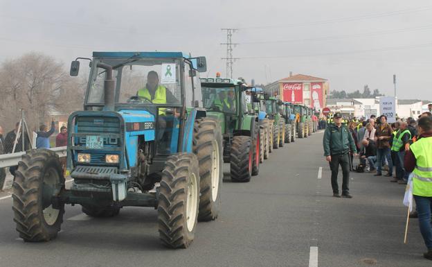 Llaman a los agricultores jienenses a más movilizaciones y cortes en Córdoba y Granada