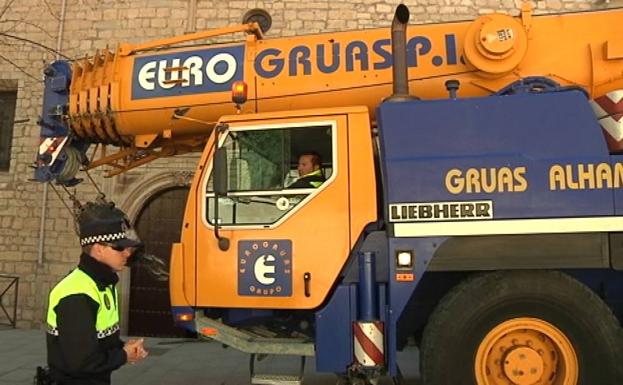 La grúa del tejado de la Catedral da marcha atrás por su gran peso