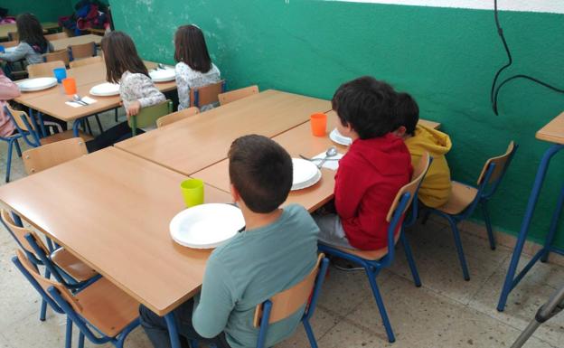 La avería en un camión retrasa el servicio en seis comedores escolares el primer día de reparto