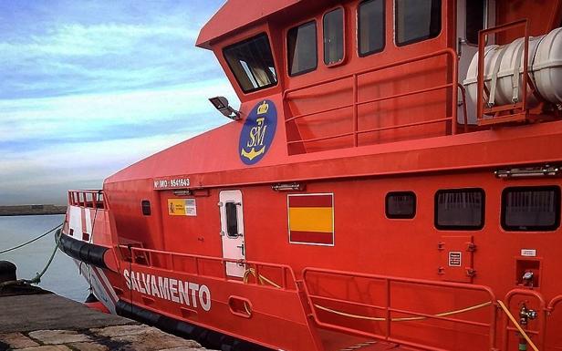 Rescatados en buen estado de salud once inmigrantes en una patera a doce millas de Cabo de Gata