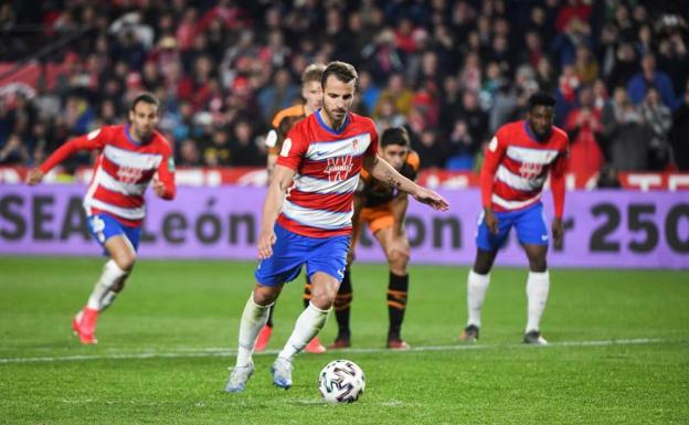 Así se vivió en la grada el gol de Soldado: el vídeo de un penalti para la historia