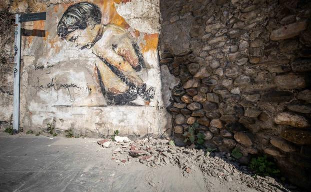 Los padres de la guardería Duende y del colegio Hurtado denuncian la caída de cascotes del muro de la Cuesta Escoriaza