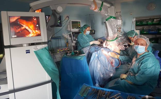 Intervención de doce horas para extirpar un complejo tumor cerebral