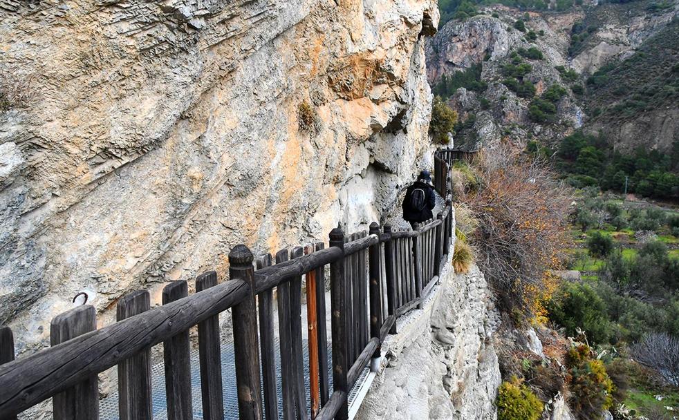 De aventura en La Pavilla, la ruta 'colgada' del tajo de Nigüelas
