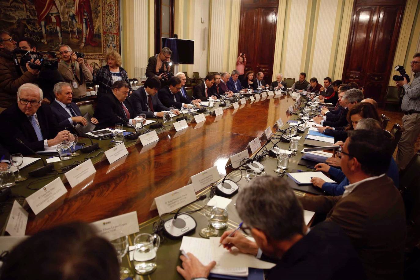 El Gobierno propone crear un programa específico para promocionar el aceite