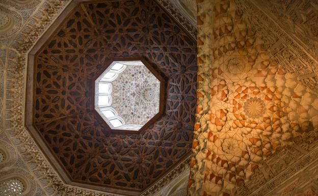 ¿Dónde se ha fotografiado esta espectacular techumbre islámica en Granada?