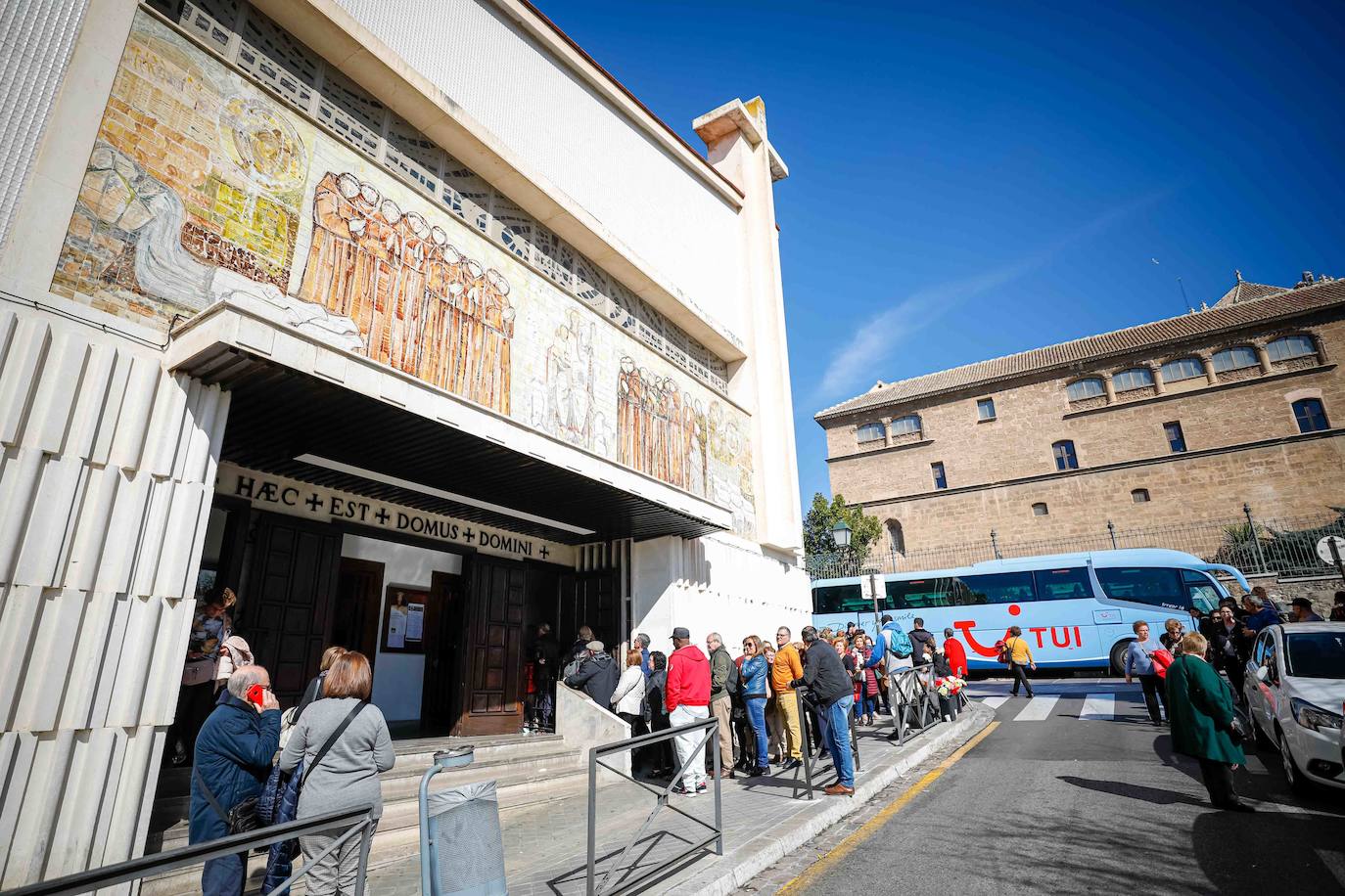 Granada se pone en las manos de Fray Leopoldo