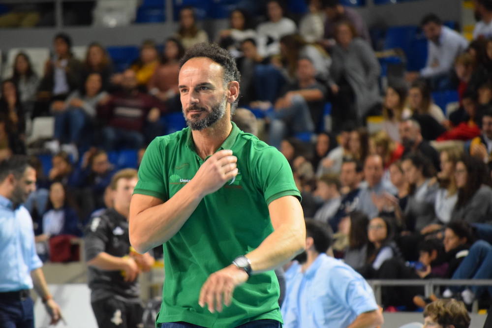 Berenguel pronuncia el discurso de la cabeza alta en Unicaja Almería