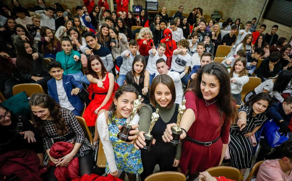 160 alumnos de Granada cambian un día de cole por una madrugada de Oscar