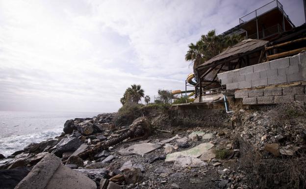 Almuñécar reclama 1,3 millones a Costas para arreglar espigones y el parque acuático