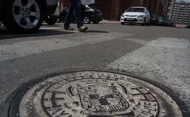 El Ayuntamiento de Almería compensará con más de 8.000 euros a una vecina que se lesionó por culpa de una arqueta