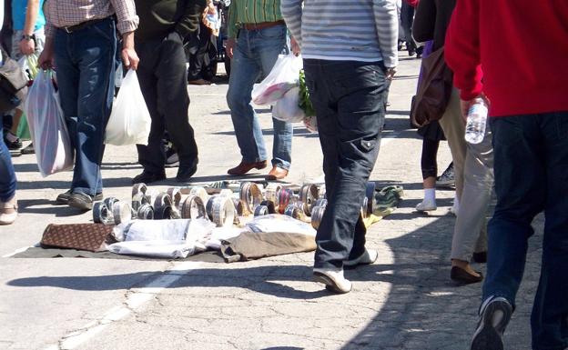 Multas de hasta 18.000 euros para quienes compren o vendan sin permiso en la calle