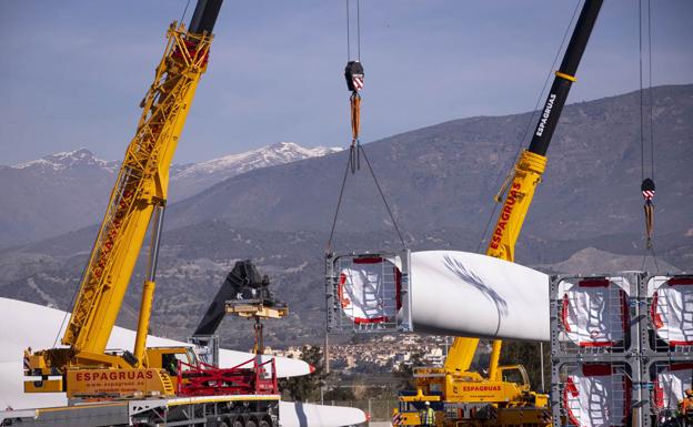 Motril bate su récord de exportación de palas eólicas y envía 66 a Texas en una sola carga