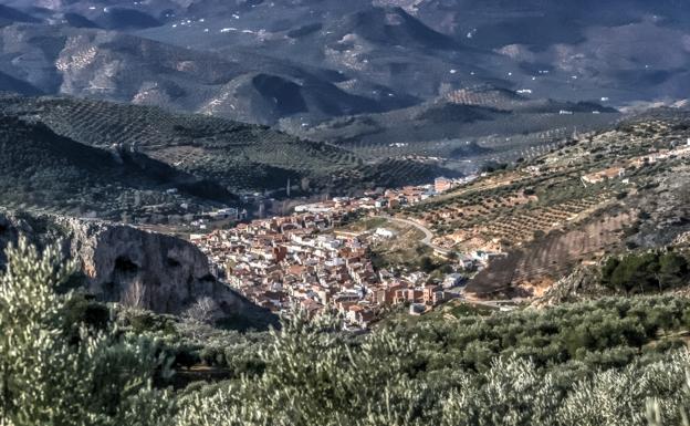 Fallece un hombre por el vuelco de un tractor cerca de Fuensanta de Martos