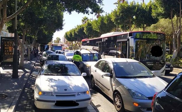 CSIF amenaza con dejar sin uso las paradas del bus bloqueadas por dobles filas para evitar atropellos