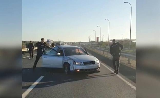 Espectacular persecución policial a un conductor en una carretera de Huelva