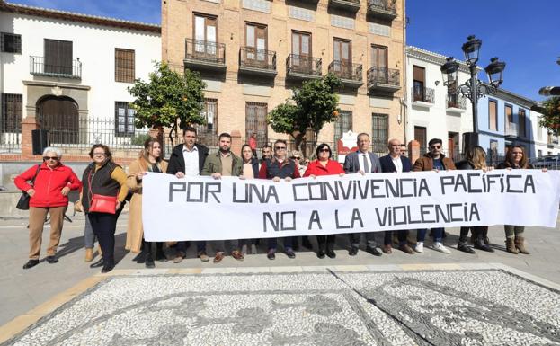 Pinos Puente pide más seguridad en una concentración contra los últimos episodios violentos