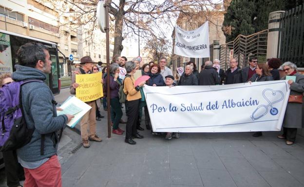 Los vecinos del Albaicín reclaman compromisos «claros» para acabar con la falta de médicos en el centro de salud