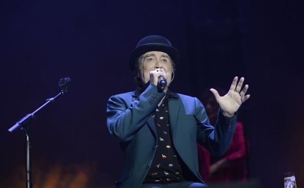 Joaquín Sabina se cae del escenario en su concierto en Madrid y es retirado en camilla