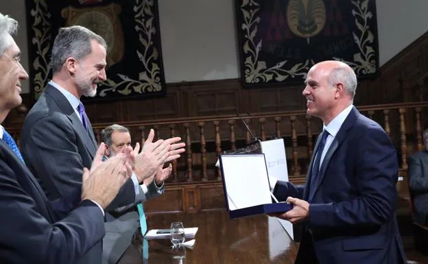 Felipe VI entrega el premio a Patricio Larrosa. /CASA REAL