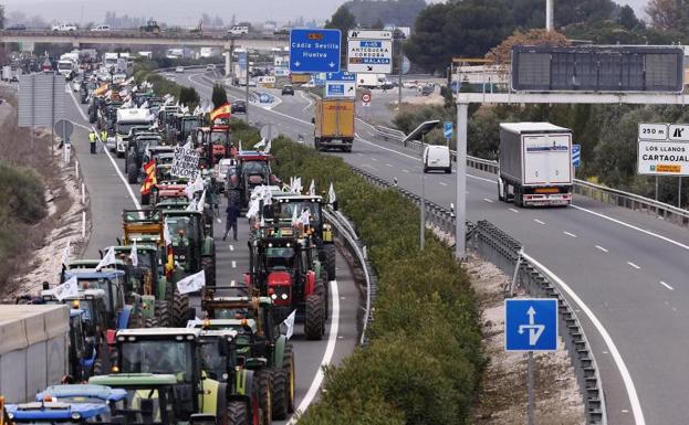 Los agricultores cortan la A-92 en Antequera en dirección Granada