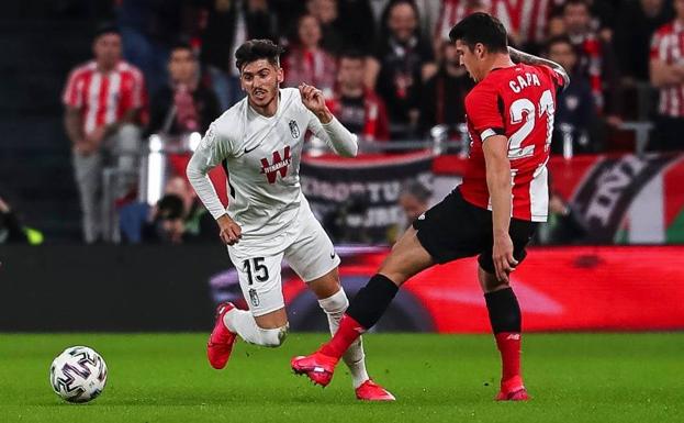 Carlos Neva responde ante un Athletic muy exigente