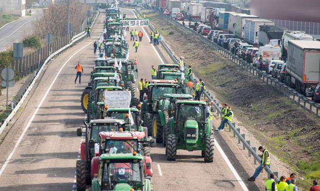 Estos son los puntos calientes que debes evitar si vas a moverte hoy en coche por Granada