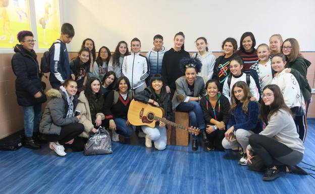 Un centenar de jóvenes granadinos hallan en el escenario un punto de encuentro