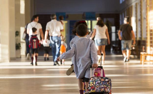 Andalucía amplía las zonas de escolarización: las familias podrán optar a centros concertados y públicos
