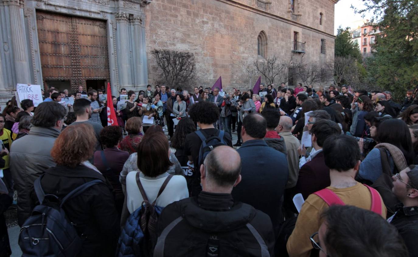 Más de 200 personas se concentran a las puertas del Rectorado para pedir la liberación de Patrick