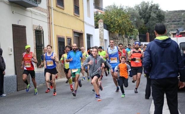 Más de 400 corredores participan en la Carrera de La Naranja de El Valle