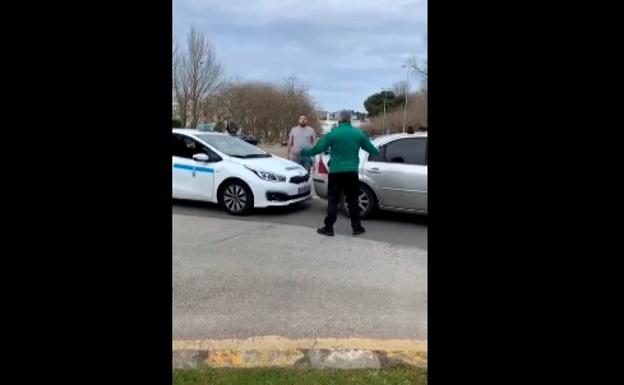 La surrealista pelea entre un taxista y un aficionado del Racing