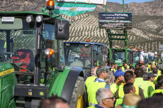 Granada se levanta hoy expectante por la incidencia de una histórica jornada de protesta del campo