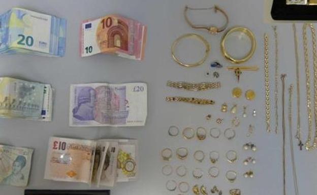 Una mujer sorprende a un ladrón en su casa de Dúrcal cuando le robaba dinero y joyas