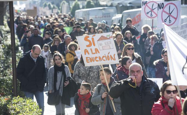 La comunidad educativa llama a la huelga ante el temor de que el nuevo decreto suponga el cierre de unidades públicas