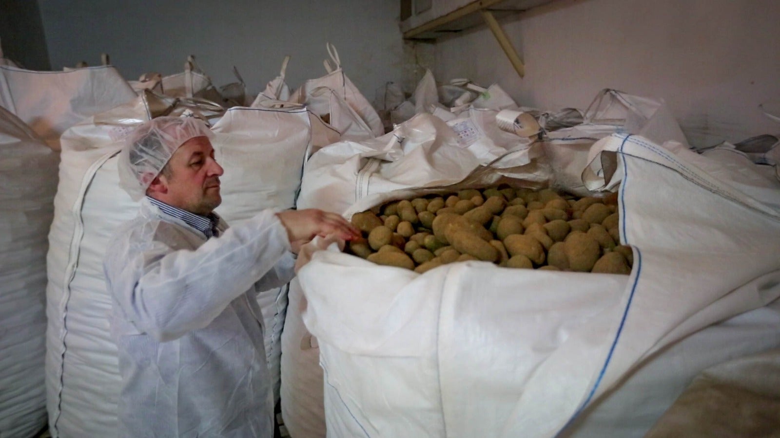 Así se hacen las famosas patatas fritas Peñagallo en Granada