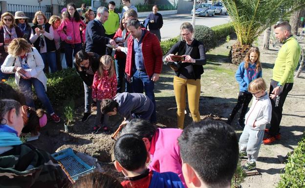 Vecinos de Las Infantas ayudan a embellecer los jardines del barrio