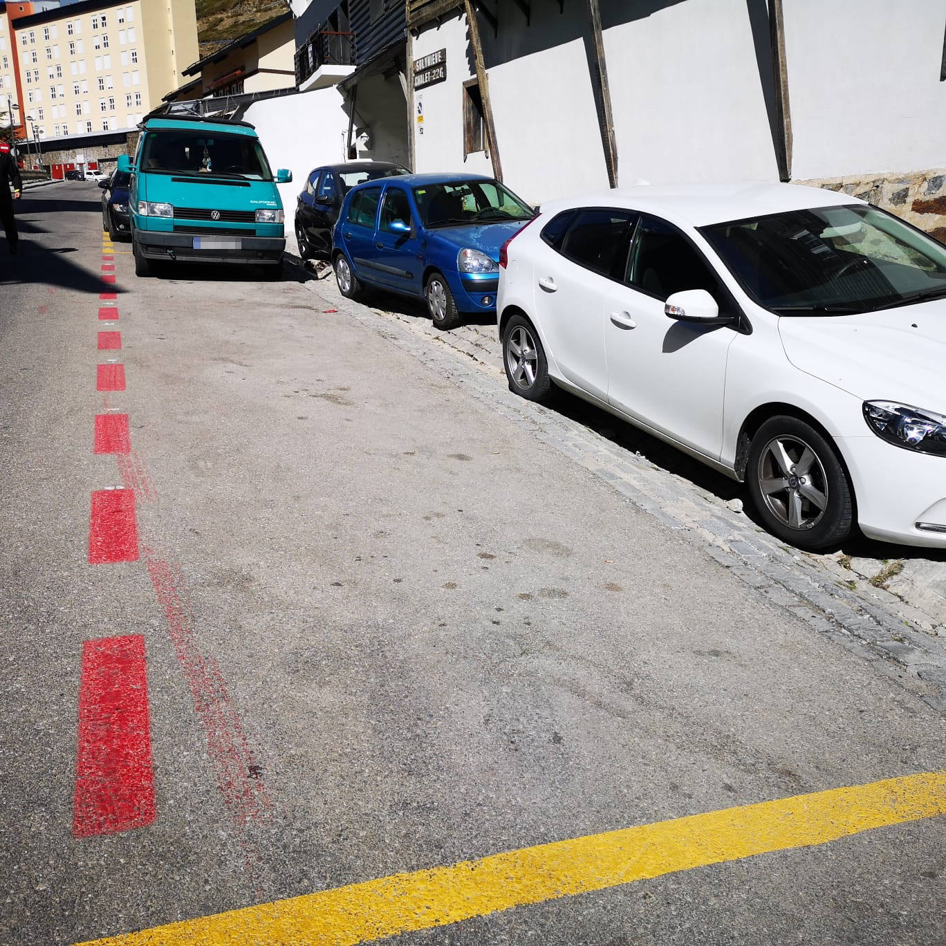 Indignación por la implantación de la zona roja de aparcamiento en Pradollano