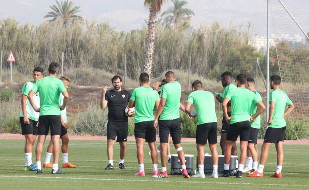 Movimiento en el Almería: llega Jesús Muñoz y se va David Badía