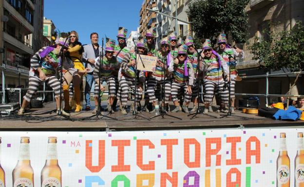 'Encadenados' y 'Los auténticos agujetas', ganadores del concurso de comparsas y chirigotas de Jaén